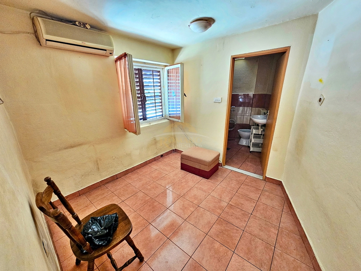 Hiša za adaptacijo 300 m od centra Trogira